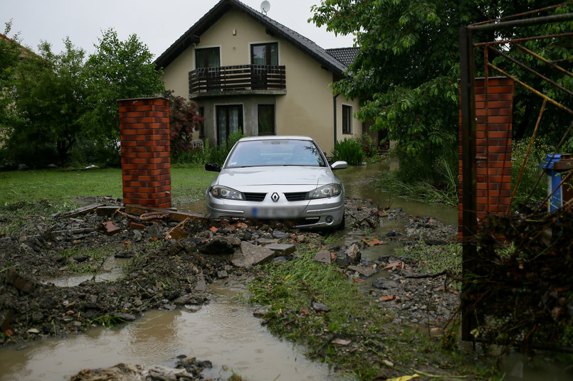 Posesja przy zalanej drodze w Hałcnowie – dzielnicy Bielska-Białej