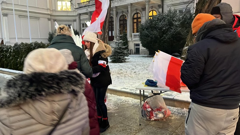 Na miejscu można kupić trąbkę lub flagę