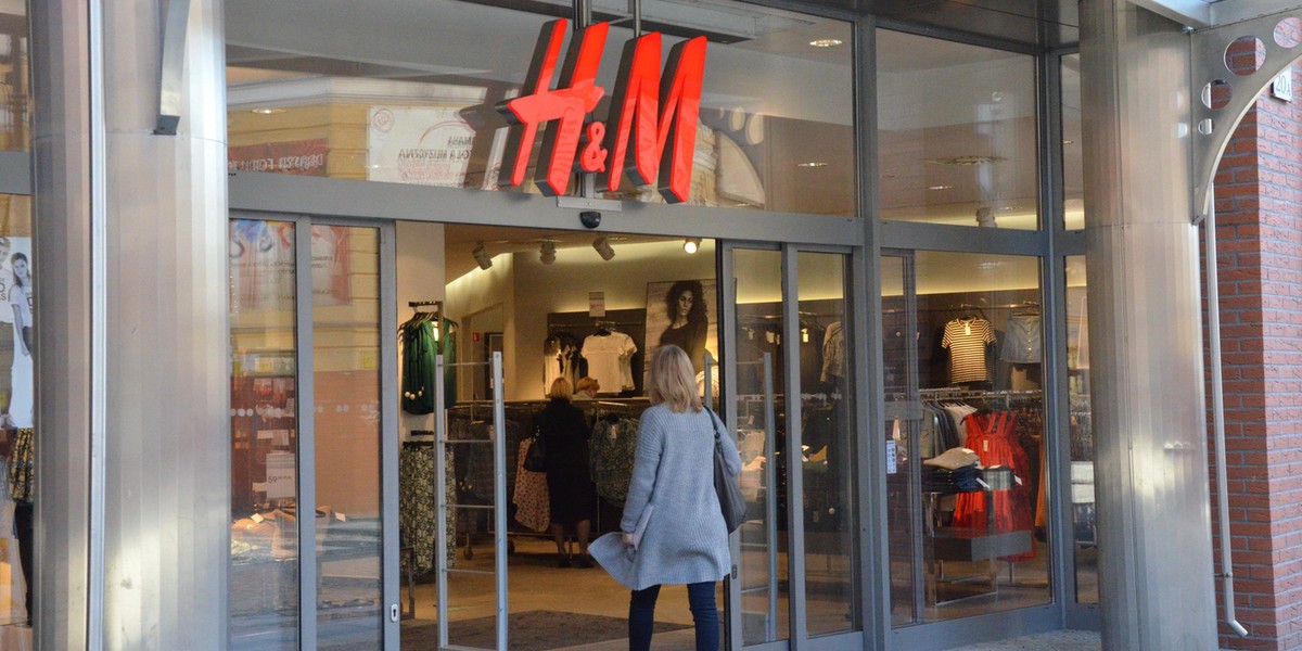 sklepy H&M zmieniają zasady zwrotów zakupów. Trzeba będzie opłacić. Ile w Polsce?