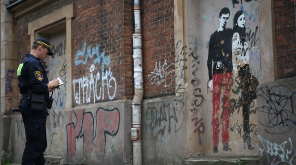 Nielegalne i szpecące graffiti to wciąż duży problem w polskich miastach