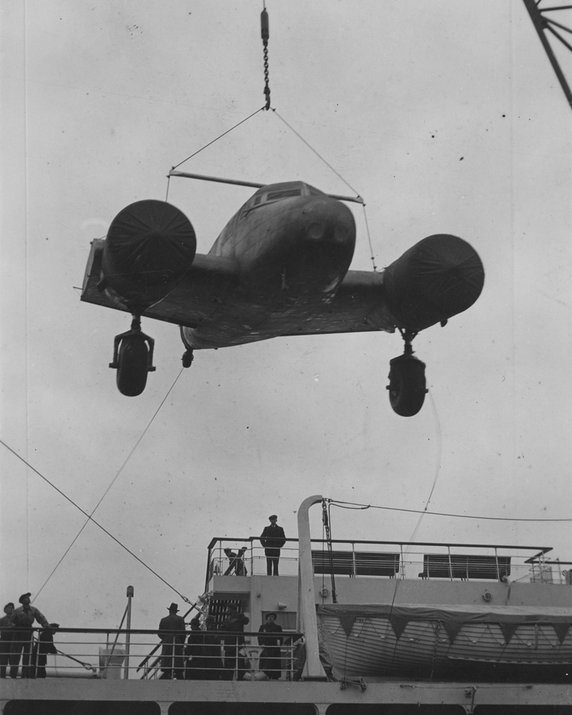 Samolot Lockheed L-14 Super Electra podczas wyładunku ze statku ms "Piłsudski" w 1936 r.  MS Piłsudski to polski statek pasażerski, transatlantyk. Jednostka bliźniacza MS Batory. Zatonął w listopadzie 1939 r.