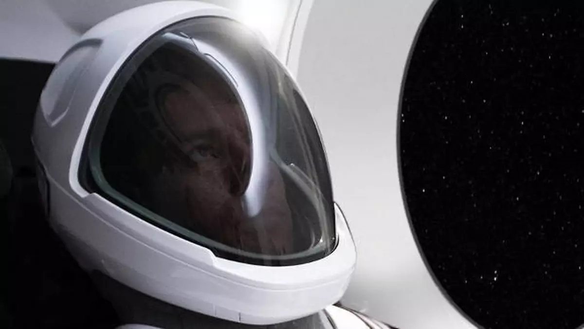 Elon Musk ujawnia kombinezon SpaceX dla przyszłych astronautów