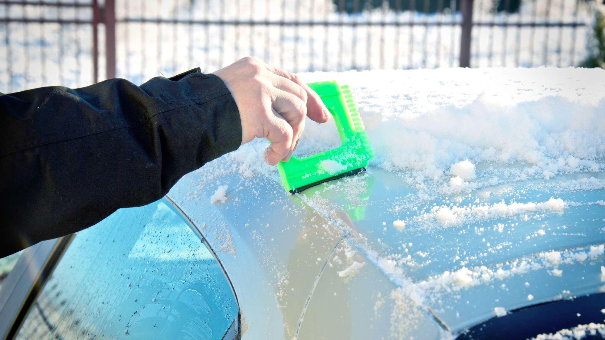 Námraza na oknách je každodennou zimnou skúškou trpezlivosti, ktorá dokáže vodičov zdržať práve vtedy, keď sa najviac ponáhľajú.
