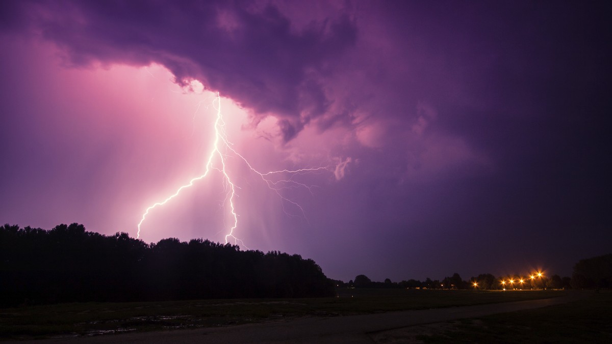 Meteorolodzy ostrzegają przed burzami, którym będą towarzyszyły intensywne opady deszczu i grad. IMGW wydał już ostrzeżenia dotyczące czterech województw.