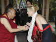 Na zdjęciu: aktorka wita się z tybetańskim aktywistą, walczącym o prawa człowieka, Geshe Gyeltsenem, Kalifornia, czerwiec 2006 rok