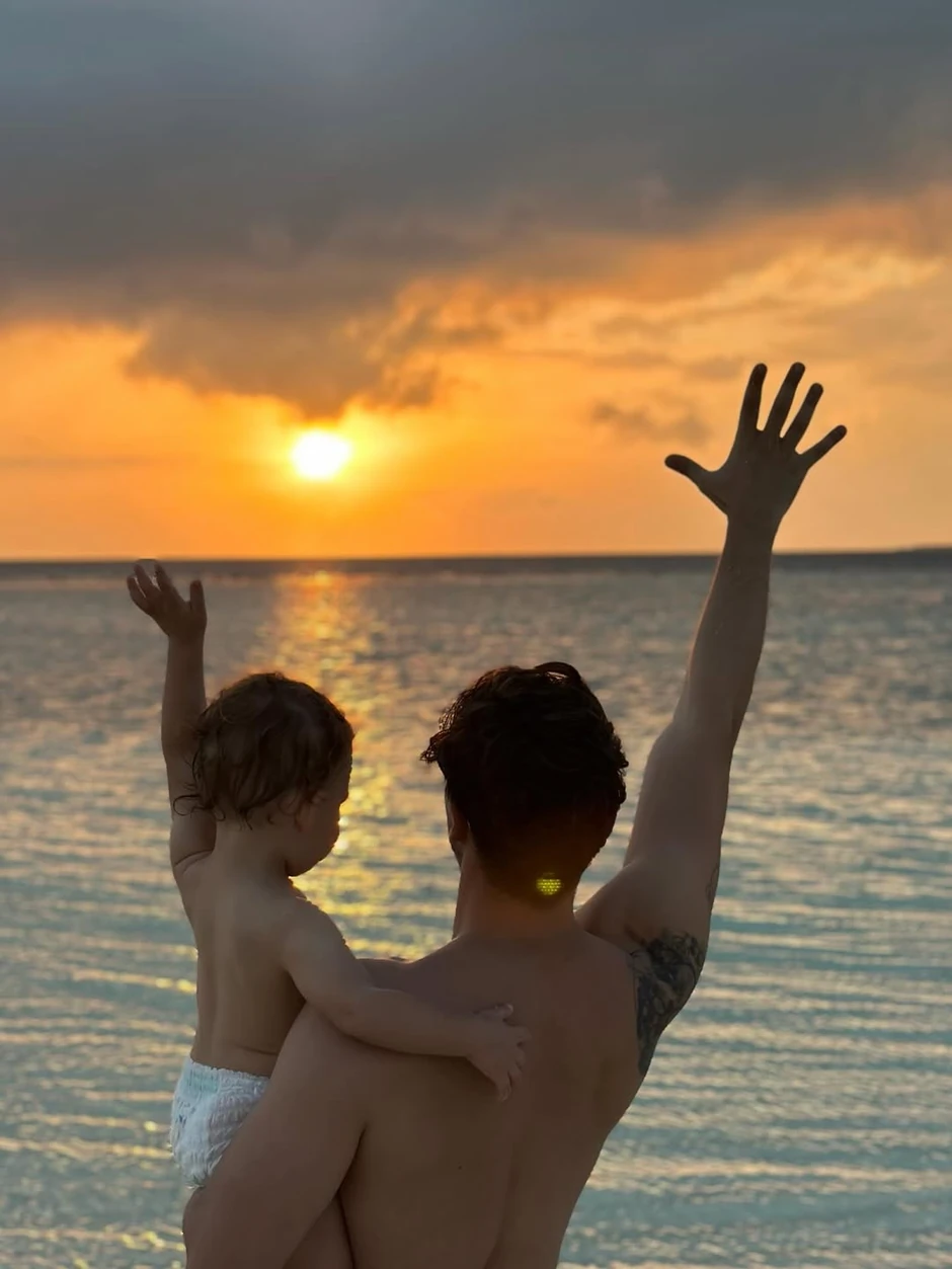 Miloš Biković sa sinom na Maldivima