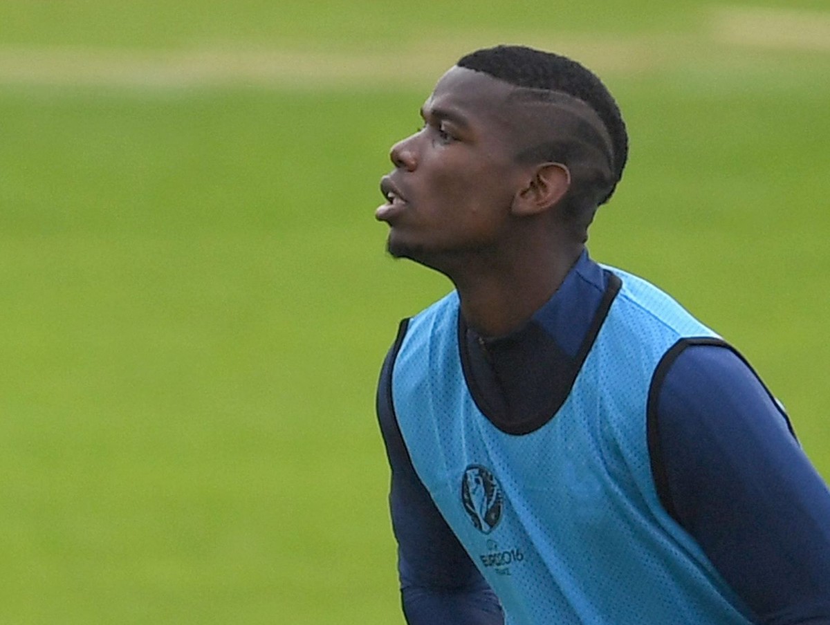 Paul Pogba z nową fryzurą z napisem: "dla naszych fanów"