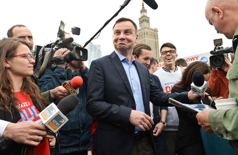 ANDRZEJ DUDA ROZDAWAŁ KAWĘ PRZY STACJI METRA CENTRUM