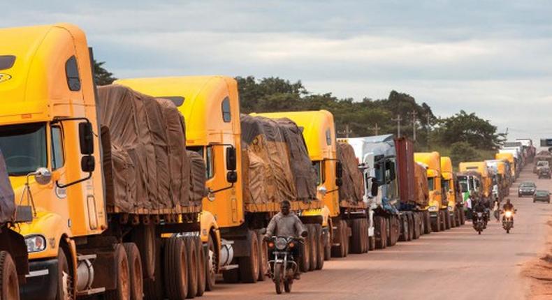 DAKAR : LES VÉHICULES DE TRANSPORT DE MARCHANDISES DE PLUS DE 3,5 TONNES INTERDITS SUR CERTAINS AXES ET À CERTAINES HEURES (ARRÊTÉ)