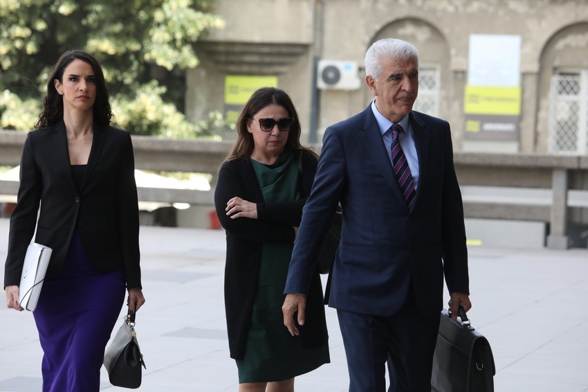 Miljana Kecmanović u pratnji advokata