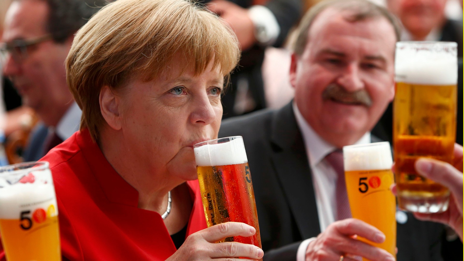 Октоберфест меркель. Веселый немец. Немку пью. Фестиваль пива в баварии. Меркель на октоберфесте.