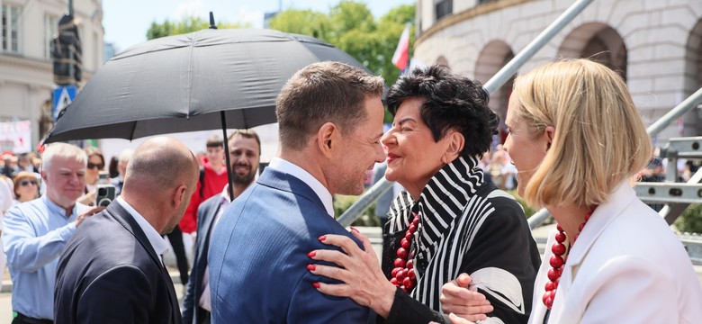 Wielki Marsz Patriotów Rafała Trzaskowskiego. To Senyszyn wręczyła żonie kandydata KO [FOTO]