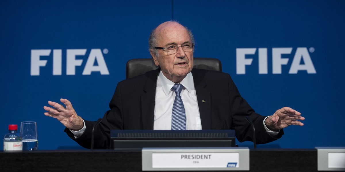 Sepp Blatter zaprzecza doniesieniom mediów. 