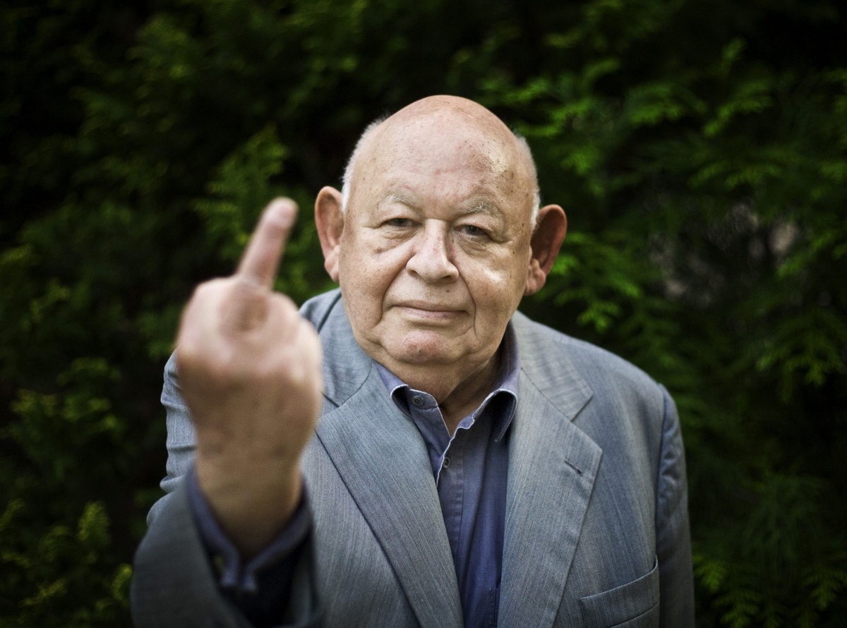 Jerzy Urban z wyciągniętym palcem fuck