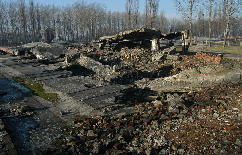 Dawny obóz zagłady KL Auschwitz - Birkenau w Brzezince. Na zdjęciu ruiny krematorium (2005 r.)