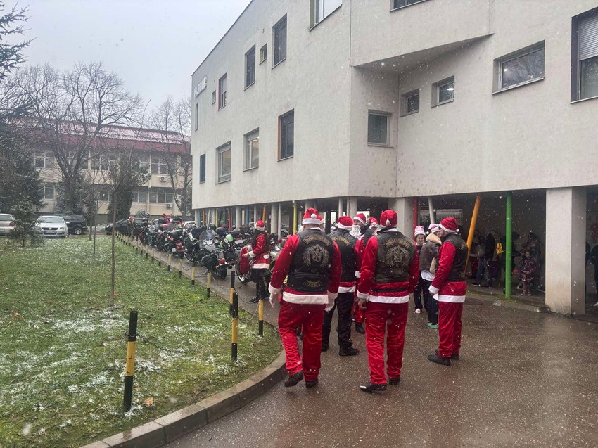 Deda Mrazovi na motorima u Nisu