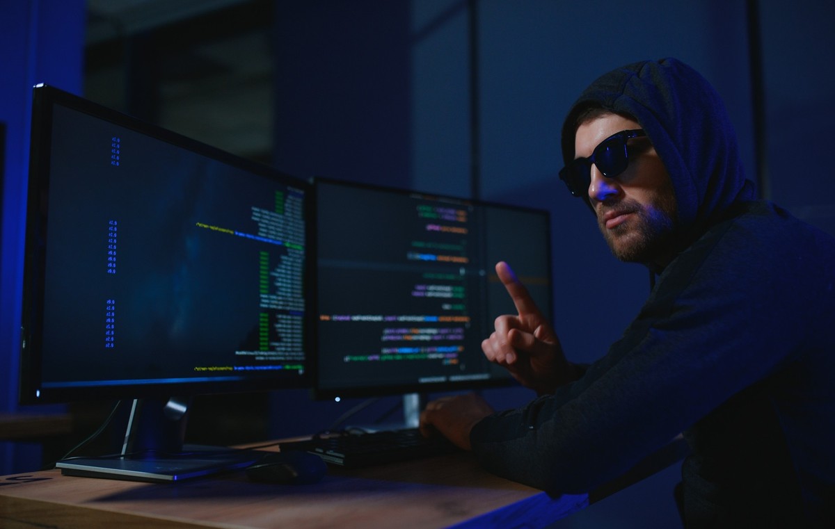 Luka kadrowa zwiększa ryzyko cyberataków. Resort cyfryzacji podsuwa koło ratunkowe