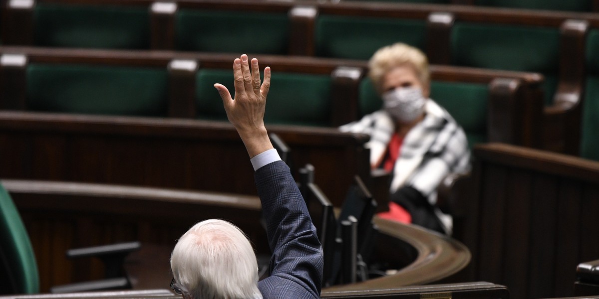 Posłowie nad senackimi zmianami w ustawie, znanej jako tarcza antykryzysowa, głosowali w większości zdalnie. Na sali posiedzeń plenarnych przebywało kilkoro posłów z każdego ugrupowania 