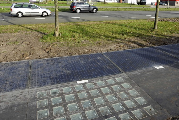 Pierwsza taka droga powstała w Holandii w miejscowości Krommenie. Oficjalne otwarcie ścieżki rowerowej z paneli solarnych odbyło się 12 listopada.