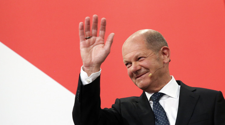 Olaf Scholz német alkancellár, pénzügyminiszter, a Német Szociáldemokrata Párt (SPD) kancellárjelöltje integet a párt berlini eredményváró rendezvényén /Fotó: MTI/AP/dpa/Wolfgang Kumm