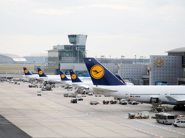 lotnisko frankfurt lufthansa samolot