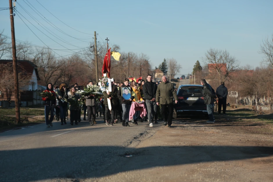 Na stotine ljudi ispratilo Stefana na večni počinak