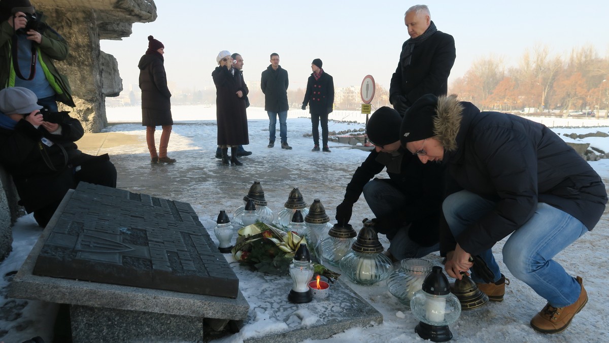 Na terenie byłych niemieckich obozów koncentracyjnych i zagłady, m.in. na Majdanku, w Sobiborze i Bełżcu o godz. 12 złożono kwiaty i zapalono symboliczne znicze. W ten sposób uczczono Międzynarodowy Dzień Pamięci o Ofiarach Holokaustu. Data nie jest przypadkowa – to rocznica wyzwolenia obozu Auschwitz-Birkenau.