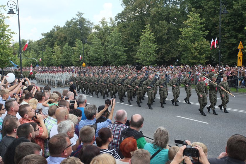 Polskie wojsko na paradzie 15 sierpnia. 