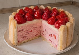 Najbrža torta sa jagodama i piškotama