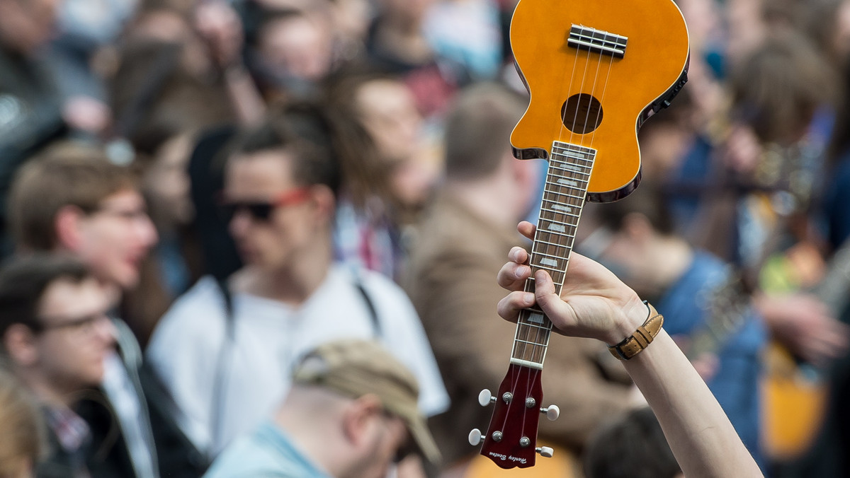 Miłośnikom gitarowych dźwięków, zgromadzonym na wrocławskim Rynku, udało się pobić ustanowiony w 2014 r. gitarowy Rekord Guinnessa. "Hey Joe" wspólnie zagrało 7356 gitarzystów; to o 12 więcej niż dwa lata temu.