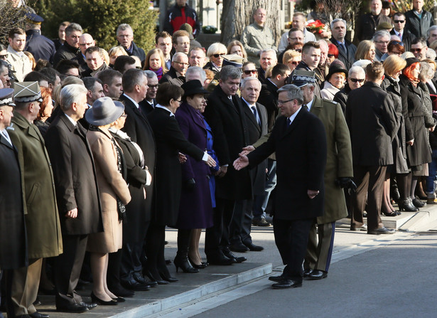 Prezydent Bronisław Komorowski, premier Ewa Kopacz, podczas uroczystości przy pomniku upamiętniającym ofiary katastrofy smoleńskiej, na Cmentarzu Wojskowym na warszawskich Powązkach