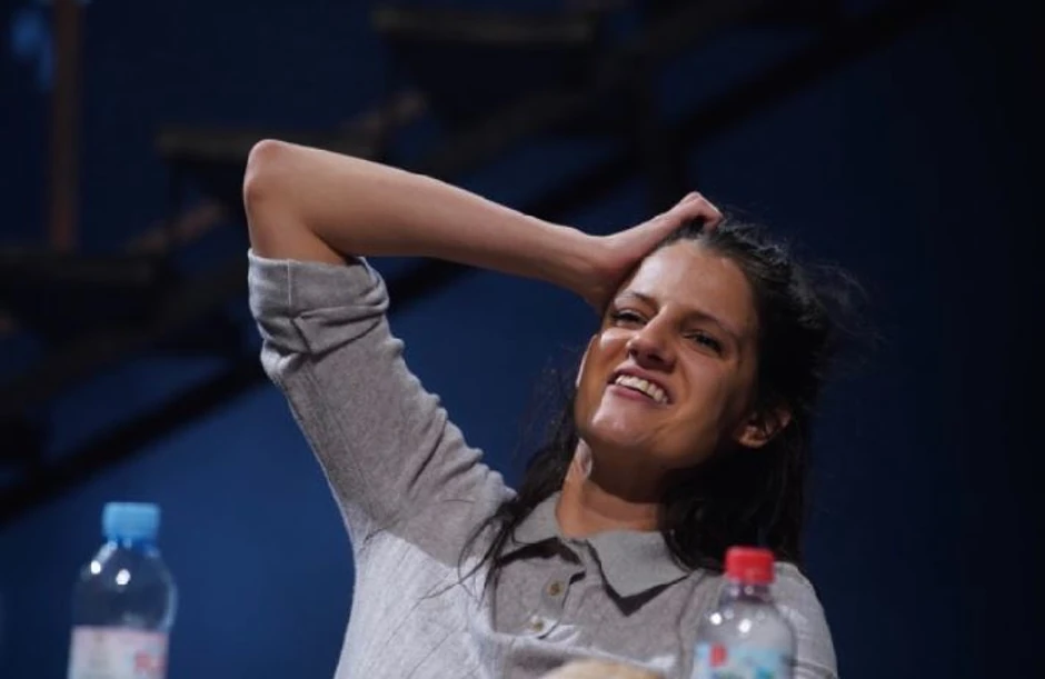 Sanja Marković u ulozi Cmilje na probi predstave „Čudo u Šarganu“