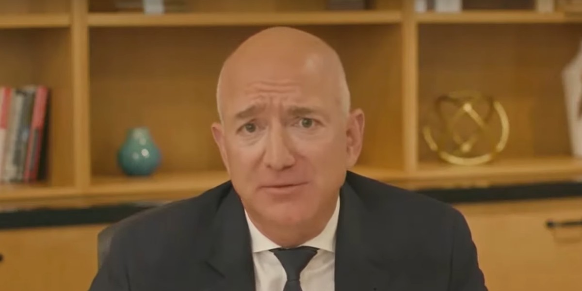 Jeff Bezos w trakcie przesłuchania w Kongresie. Po tym wydarzeniu komisja odpowiedzialna za przesłuchanie opublikowała liczne dokumenty wewnętrzne Amazona, Apple, Facebooka i Google.