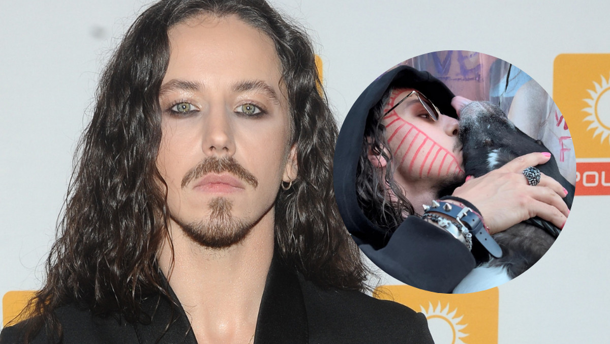 Michał Szpak całuje się na tle plakatów "Vogue'a" zniszczonych przez homofoba