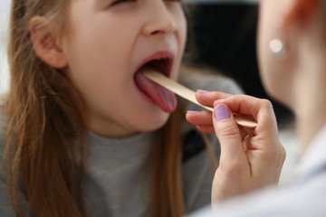 Fáj a gyerek torka, gennyes a mandulája. Mikor van szükség antibiotikumra? Az orvos válaszol
