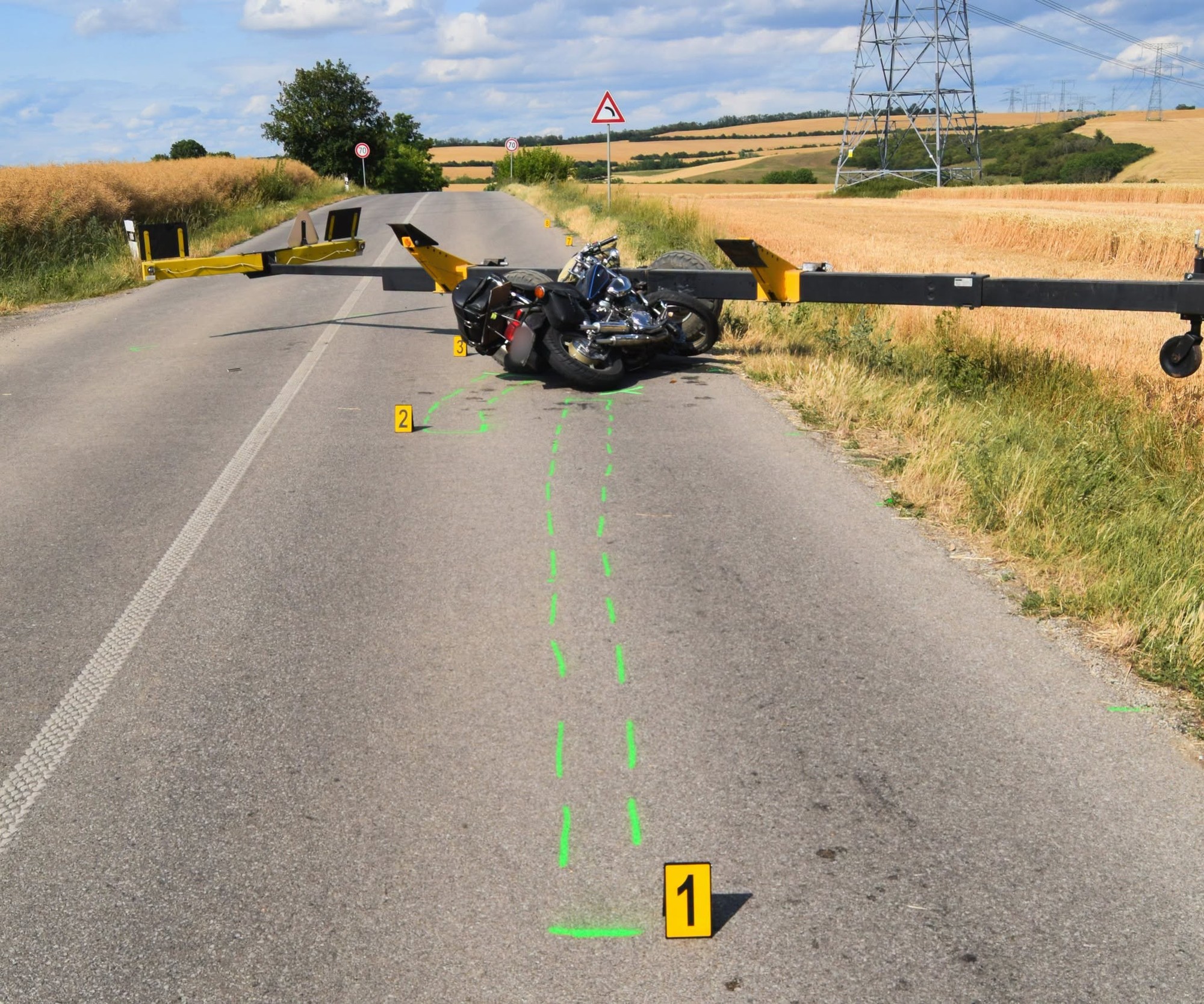 Pri zrážke motorky s prívesom na prevoz žacej lišty sa zranili 2 ľudia.