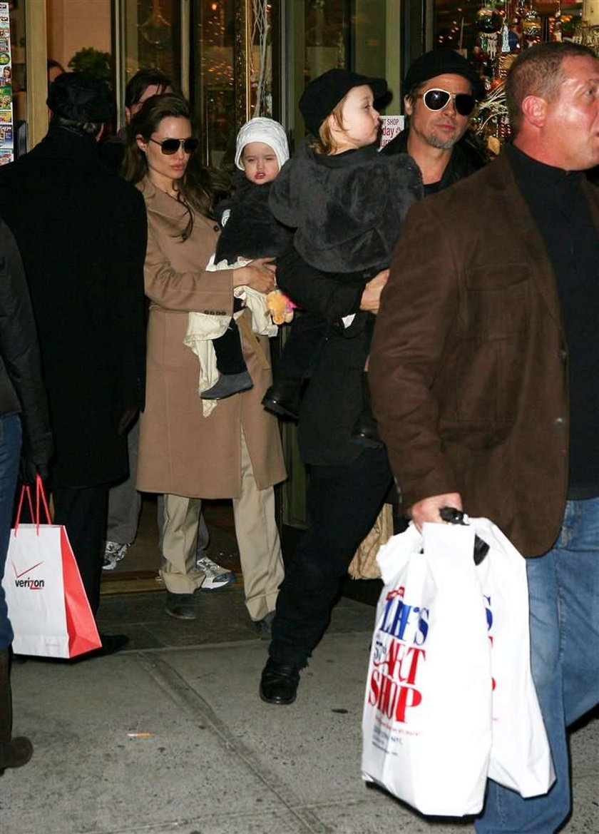 Jolie i Pitt z dziećmi na zakupach. Gdzie?