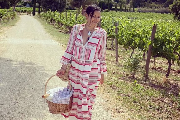 Sprema najjeftinije jelo na NAJSKUPLJEM ŠPORETU OD 500.000 DINARA: Bivša žena moćnika se pohvalila kakva je domaćica, a prizor usijao mreže