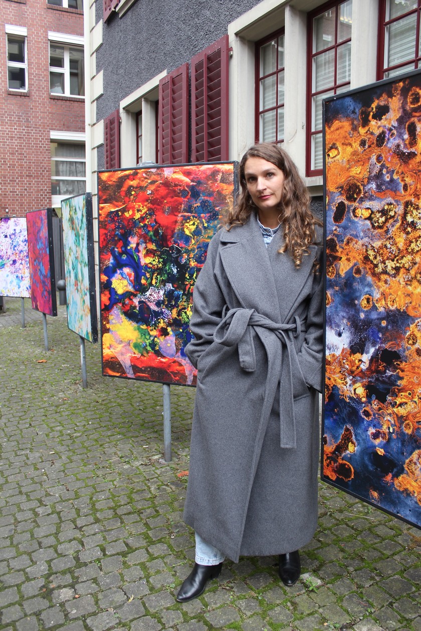 Die Künstlerin aus Lausanne mit ihren Werken draussen.