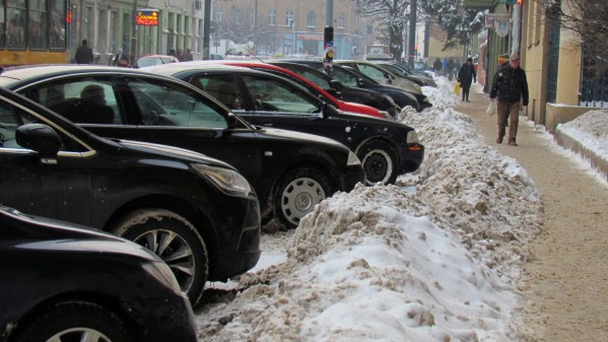 Zima daje się we znaki kierowcom nie tylko na ulicach, ale także na parkingach. Pryzmy śniegu zalegają w miejscach, gdzie wyznaczono płatne miejsca dla samochodów. To niekiedy utrudnia prawidłowe i bezpieczne parkowanie - informuje portal mmlodz.pl.