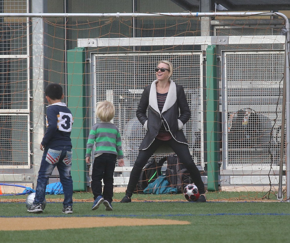Liev Schreiber i Naomi Watts grają w piłkę z dziećmi/ fot. East News