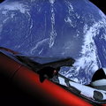 Możesz śledzić, gdzie znajduje się Tesla, którą w kosmos wysłał Elon Musk