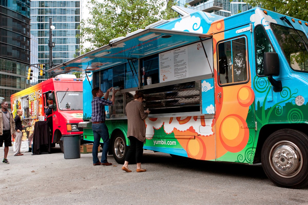 Od spółki, która sprzedaje fast foody w food truckach, inkasenci jednego z targowisk zażądali opłaty targowej.