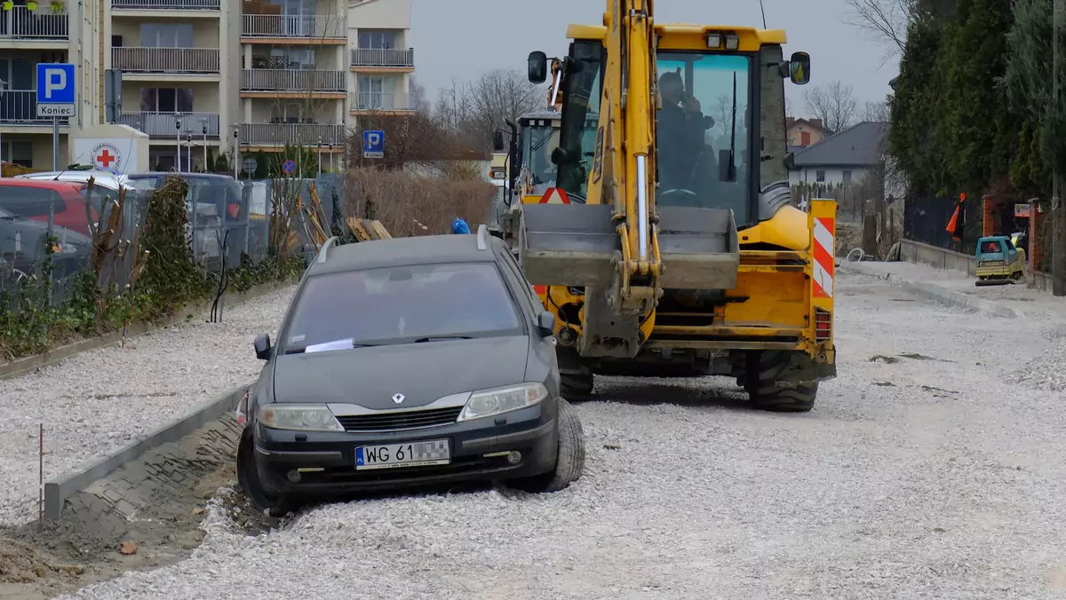 Porzucone auto blokuje budowę drogi w Radzyminie