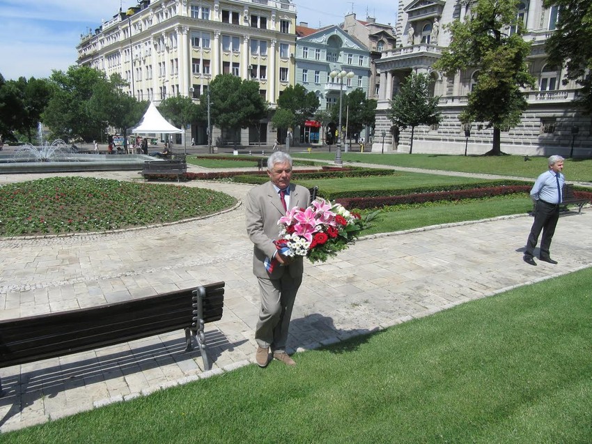 Stevo Tatalović polaže venac