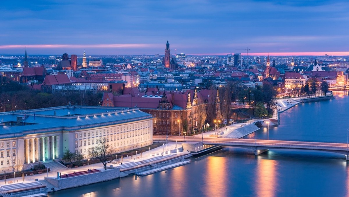 We Wrocławiu ruszył konkurs, który polega na sfotografowaniu jednego z wrocławskich mostów. Najlepsze zdjęcia będą zdobić wejścia do sal konferencyjnych w hotelu DoubleTree by Hilton, który powstał w kompleksie OVO Wrocław przy budynku Poczty Głównej na Podwalu. Autorzy zwycięskich prac wygrają nocleg w hotelu.