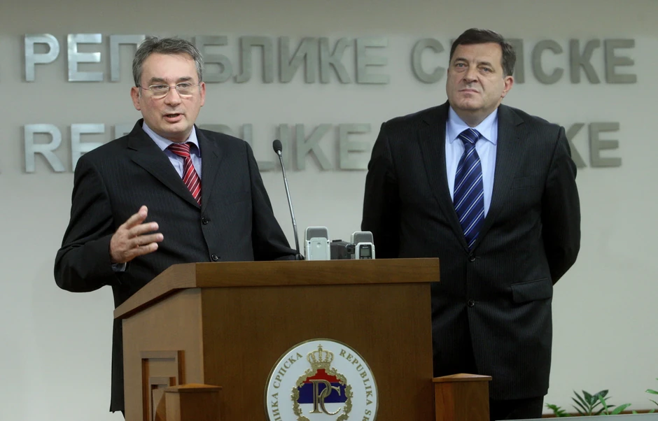 Ko će kome (po)nuditi bolje i prihvatljivije uslove: Bosić, Dodik i Lagumdžija (slika ispod)