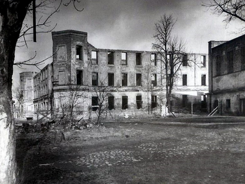 Ruiny zamku przed wyburzeniem, rok 1952