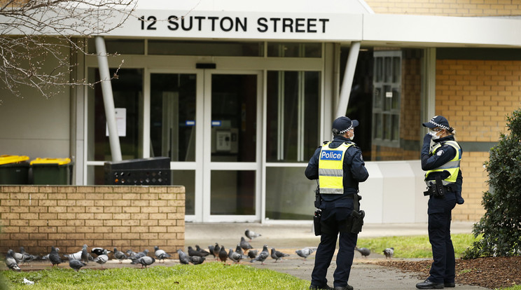 Rendőrök a hatóságok által lezárt melbourne-i lakótelepen / Fotó: MTI EPA