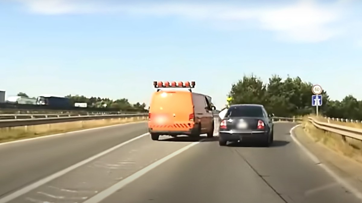 Őrült balhé robbant ki egy közutas furgon és egy autós között az M0-son: súlyos következménye lesz a döbbenetes esetnek – videó